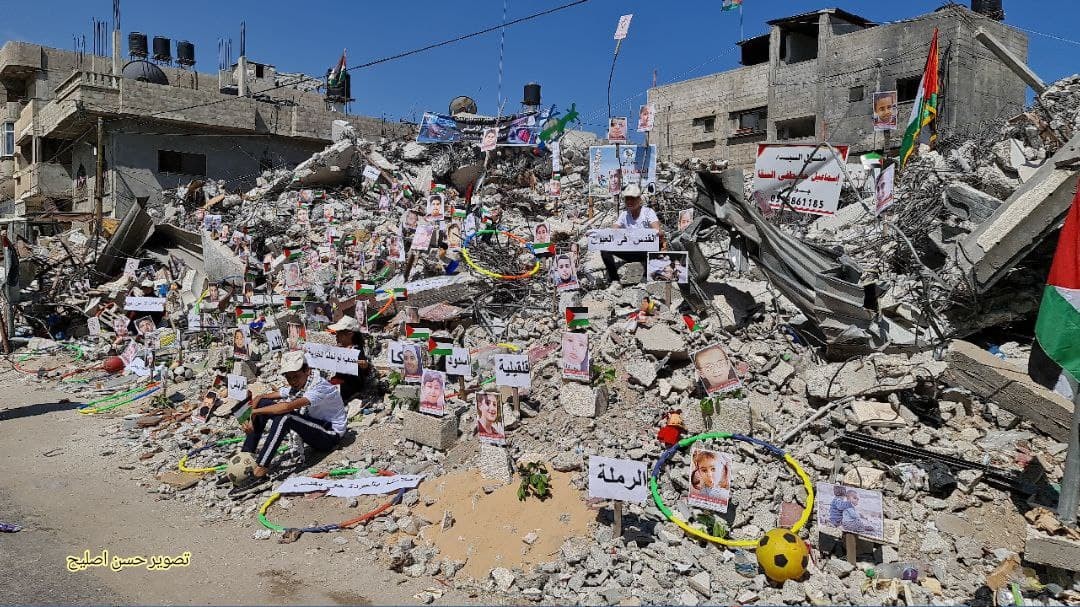 معرض صور لشهداء غزة من الأطفال والنساء من على ركام البنايات السكنية التي دمرها الاحتلال على رؤوس ساكنيها 8