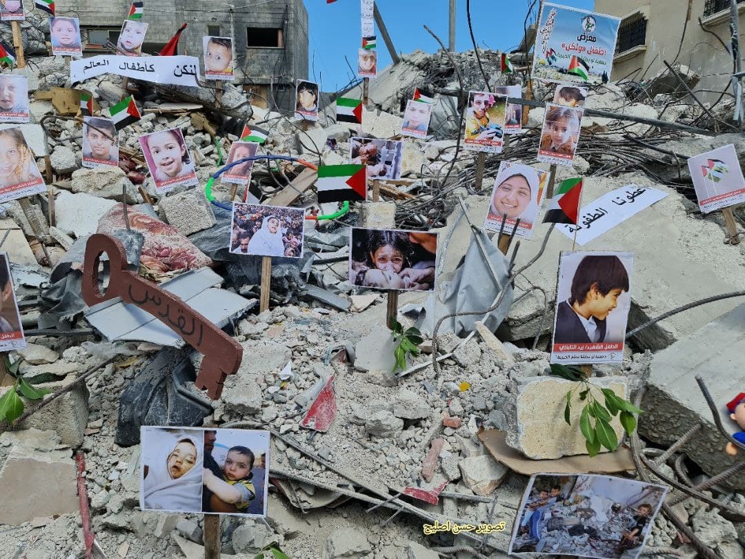 معرض صور لشهداء غزة من الأطفال والنساء من على ركام البنايات السكنية التي دمرها الاحتلال على رؤوس ساكنيها