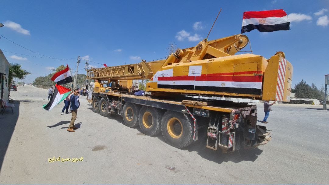 الآليات المصرية التي ستبدأ في إزالة الركام  تبدا بدخول معبر رفح.