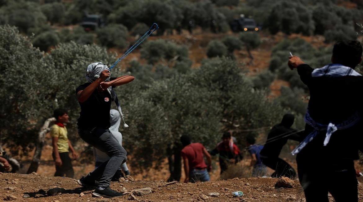 مواجهات بين الشبان وجنود الاحتلال بالقرب من جبل صبيح في قرية بيتا جنوب مدينة نابلس 3