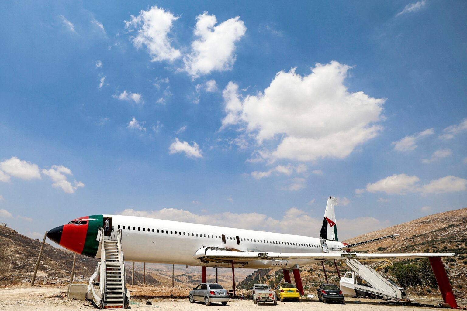 فلسطينيان يحولان طائرة بوينغ 707 إلى مقهى وصالة أفراح