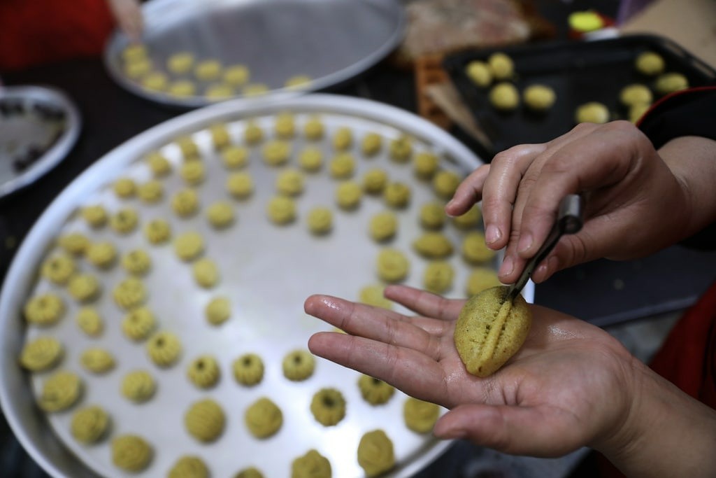 نساء في نابلس يُجهزن كعك ومعمول العيد.. عادة متواصلة خلال الأعياد في فلسطين 1