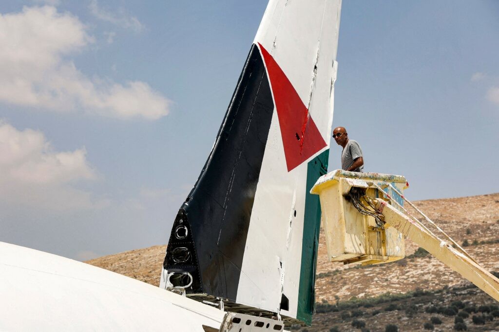 فلسطينيان يحولان طائرة بوينغ 707 إلى مقهى وصالة أفراح 43