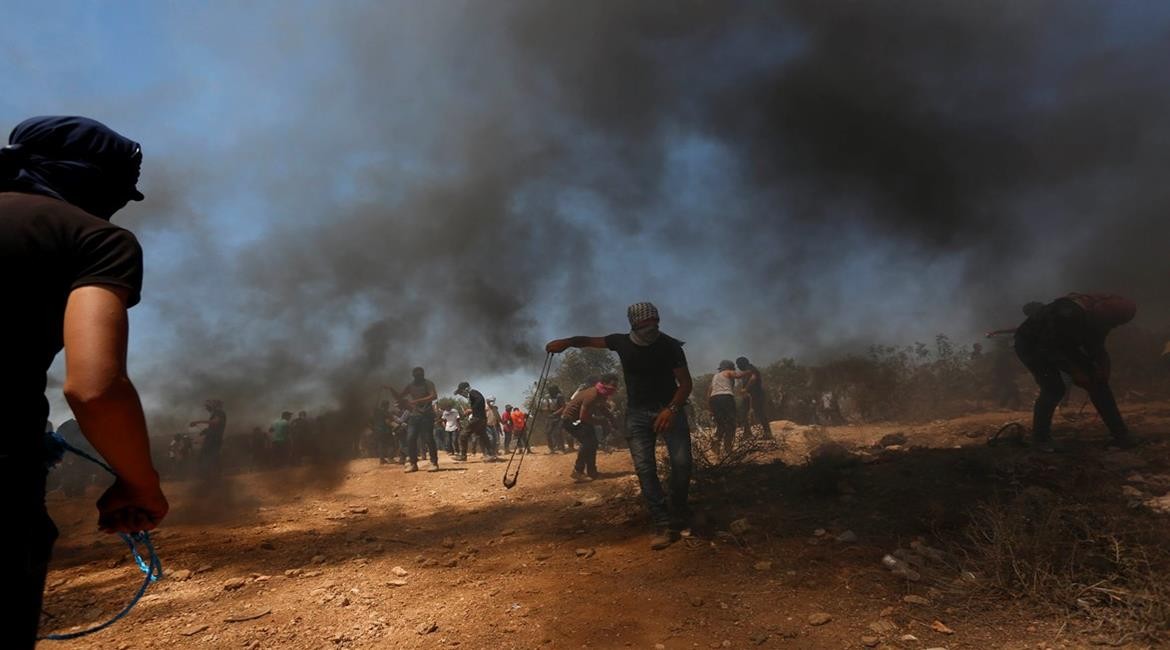 مواجهات بين الشبان وجنود الاحتلال بالقرب من جبل صبيح في قرية بيتا جنوب مدينة نابلس