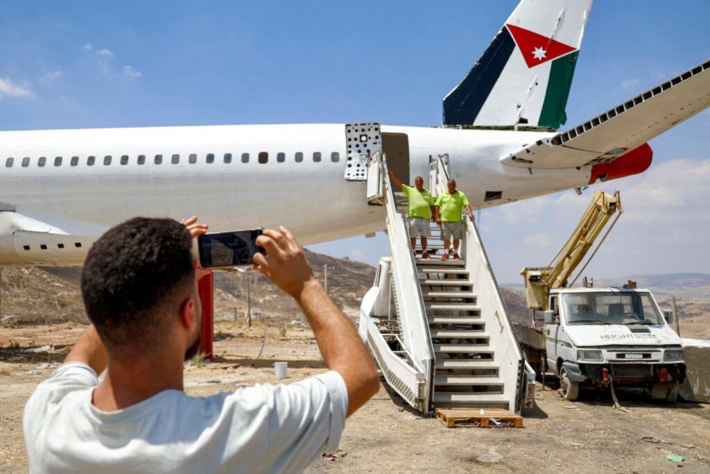 فلسطينيان يحولان طائرة بوينغ 707 إلى مقهى وصالة أفراح44