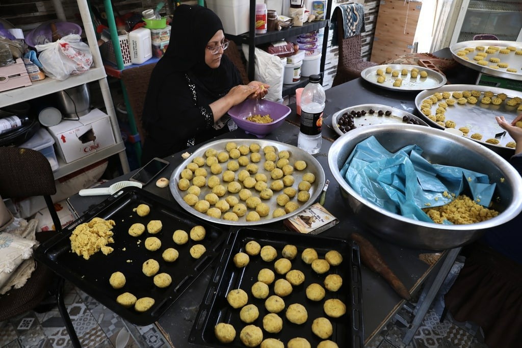 نساء في نابلس يُجهزن كعك ومعمول العيد.. عادة متواصلة خلال الأعياد في فلسطين 3