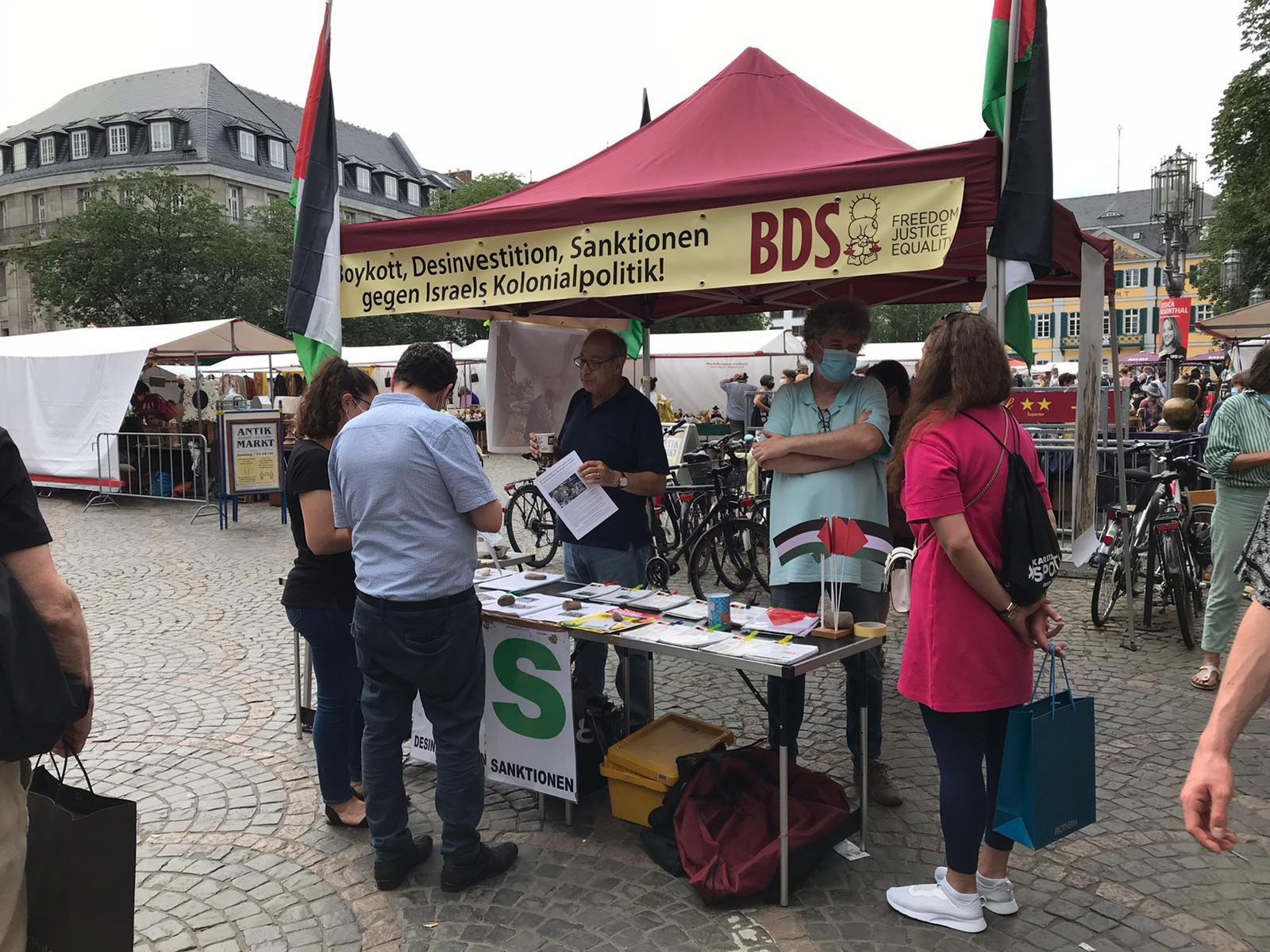 وقفة تضامنية وطاولة معلومات تضامنا مع الشعب الفلسطيني في مدينة بون الألمانية1