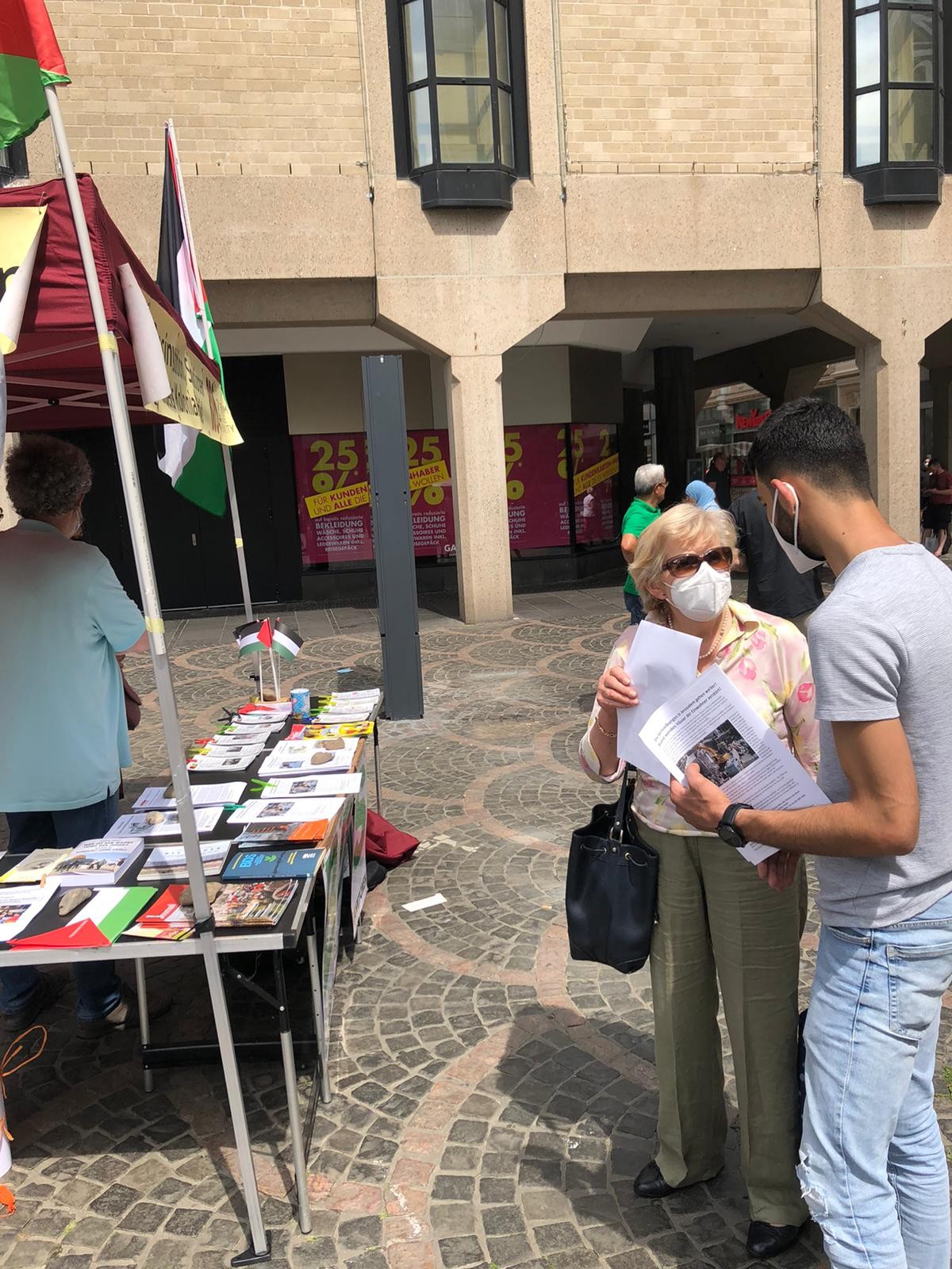 وقفة تضامنية وطاولة معلومات تضامنا مع الشعب الفلسطيني في مدينة بون الألمانية2