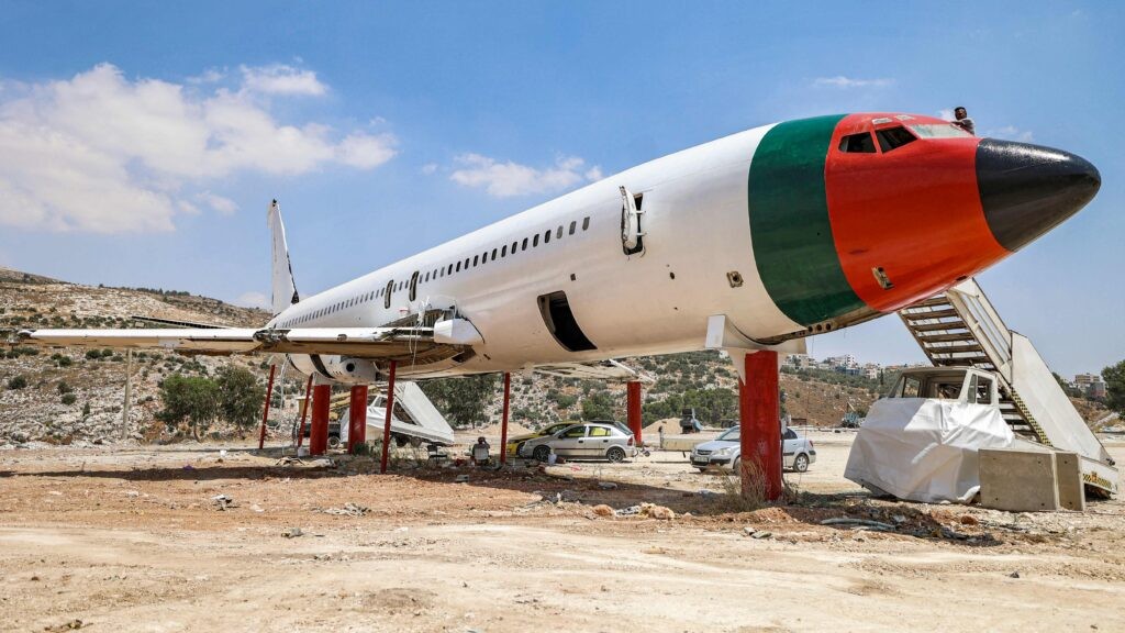 فلسطينيان يحولان طائرة بوينغ 707 إلى مقهى وصالة أفراح 44