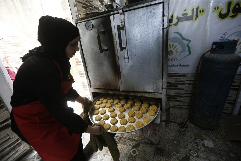 نساء في نابلس يُجهزن كعك ومعمول العيد.. عادة متواصلة خلال الأعياد في فلسطين