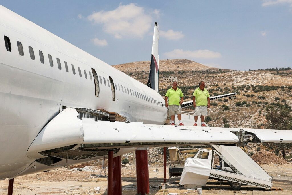 فلسطينيان يحولان طائرة بوينغ 707 إلى مقهى وصالة أفراح 6