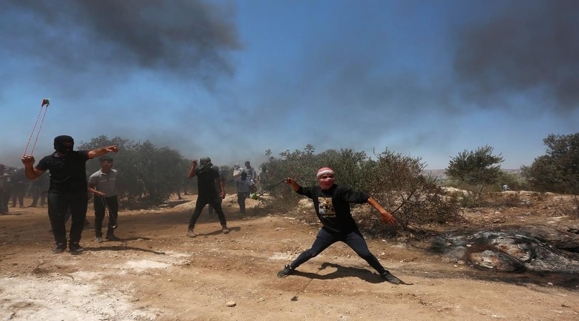 مواجهات بين الشبان وجنود الاحتلال بالقرب من جبل صبيح في قرية بيتا جنوب مدينة نابلس 2