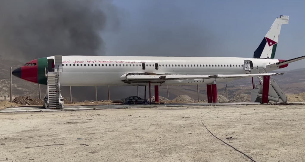 فلسطينيان يحولان طائرة بوينغ 707 إلى مقهى وصالة أفراح 343