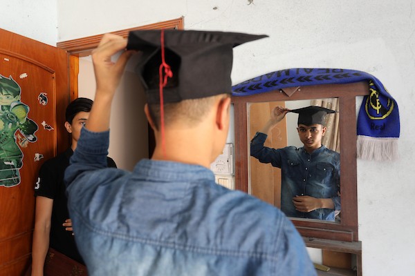 الطالب الفلسطيني يحيى السقا يحتفل بنجاحه على أنقاض غرفته المدمرة