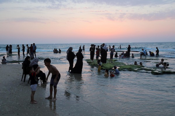 فلسطينيون يستمتعون بأوقاتهم على شاطئ البحر في مدينة دير البلح وسط قطاع غزة. 30