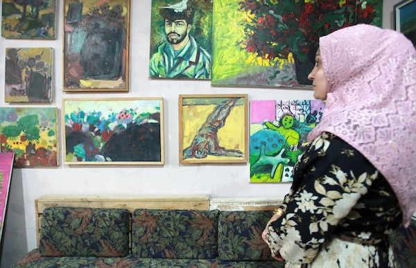 أقام الفنانان التشكيليان الفلسطينيان محمد الحواجري وزوجته دينا مطر معرضا للوحاتهما على سطح منزلهما في مخيم البريج وسط قطاع غزة  9