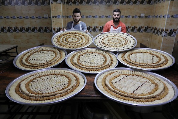 بائعون فلسطينيون يحضرون الحلويات في قطاع غزة استعدادا لإعلان نتائج الثانوية العامة  666