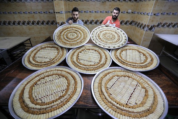بائعون فلسطينيون يحضرون الحلويات في قطاع غزة استعدادا لإعلان نتائج الثانوية العامة  7