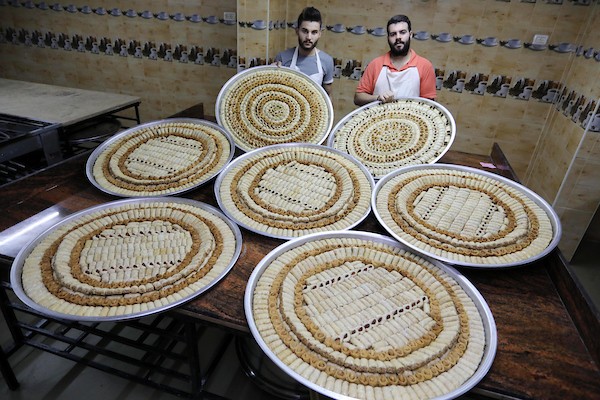 بائعون فلسطينيون يحضرون الحلويات في قطاع غزة استعدادا لإعلان نتائج الثانوية العامة  6