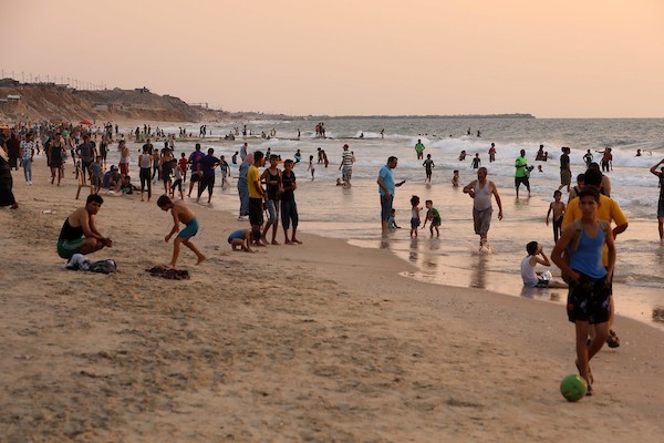 فلسطينيون يستمتعون بأوقاتهم على شاطئ البحر في مدينة دير البلح وسط قطاع غزة. 2