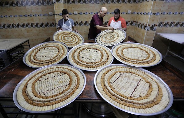بائعون فلسطينيون يحضرون الحلويات في قطاع غزة استعدادا لإعلان نتائج الثانوية العامة  565