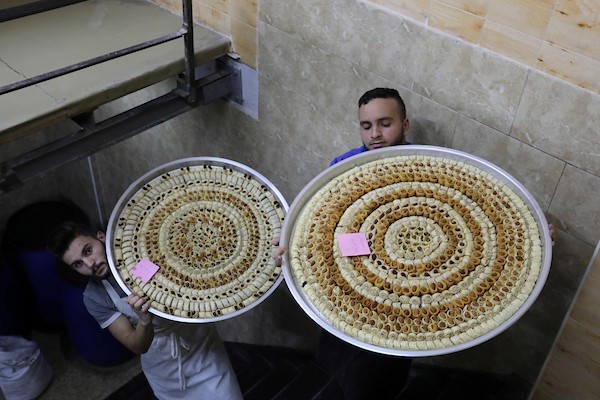 بائعون فلسطينيون يحضرون الحلويات في قطاع غزة استعدادا لإعلان نتائج الثانوية العامة التوجيهي في فلسطين لعام 2021 12