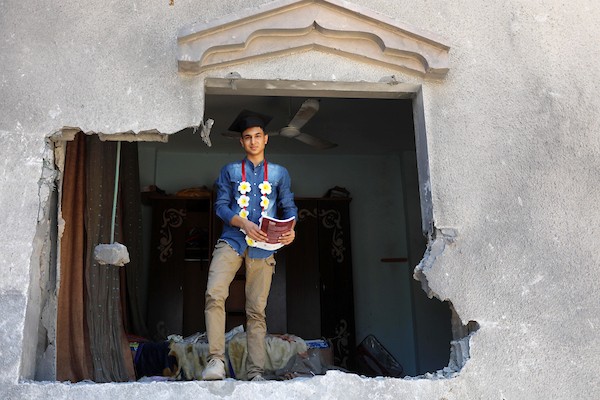الطالب الفلسطيني يحيى السقا يحتفل بنجاحه على أنقاض غرفته المدمرة 87