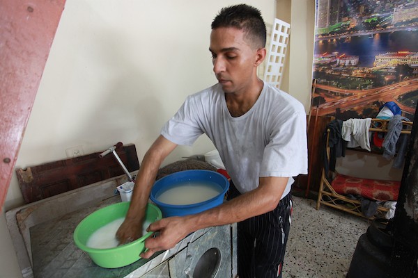 الشاب الفلسطيني أحمد علي ، 31 عامًا ، يصنع فطير مشلتت ، في متجره في مخيم الشاطئ ، في مدينة غزة  9.JPG