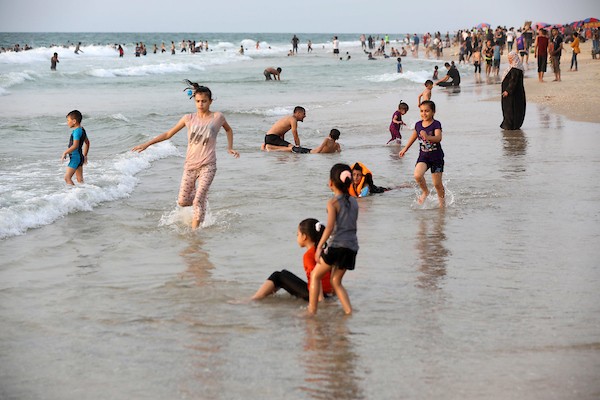 فلسطينيون يستمتعون بأوقاتهم على شاطئ البحر في مدينة دير البلح وسط قطاع غزة. 38