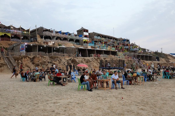 فلسطينيون يستمتعون بأوقاتهم على شاطئ البحر في مدينة دير البلح وسط قطاع غزة. 35