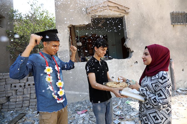 الطالب الفلسطيني يحيى السقا يحتفل بنجاحه على أنقاض غرفته المدمرة 66