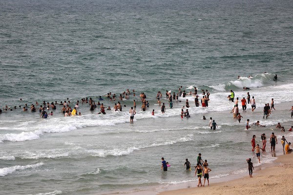 فلسطينيون يستمتعون بأوقاتهم على شاطئ البحر في مدينة دير البلح وسط قطاع غزة. 44
