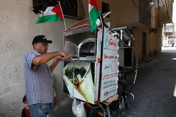 الفلسطيني داود البوجي (46 عاما) من غزة يبيع المعجنات باستخدام مخبز متنقل يسمى الست بنات ، في شوارع مخيم الشاطئ غرب مدينة غزة  9