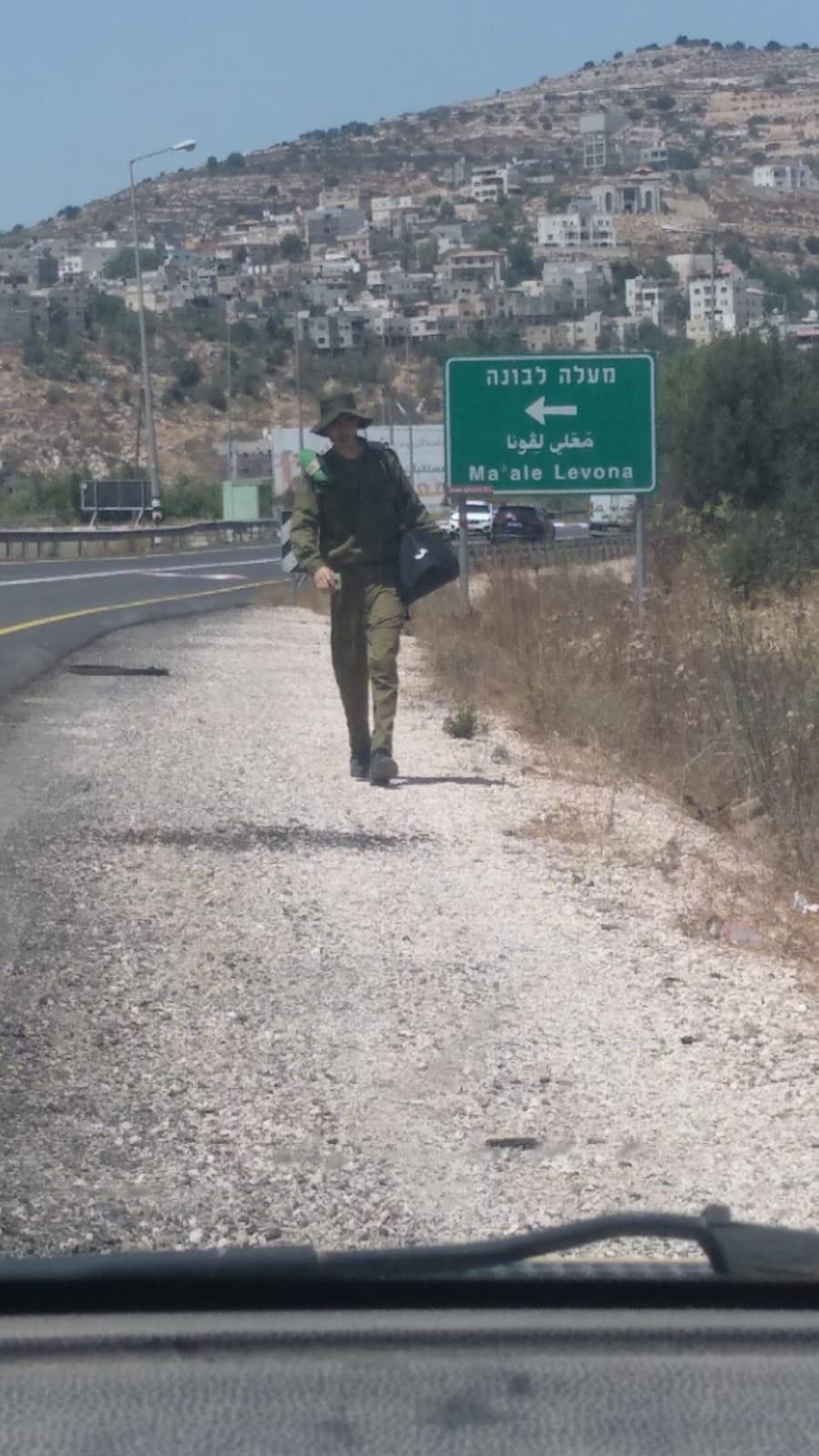اعتقال فلسطيني يرتدي زي عسكري إسرائيلي وبحوزته سلاح قرب مستوطنة شمال رام الله