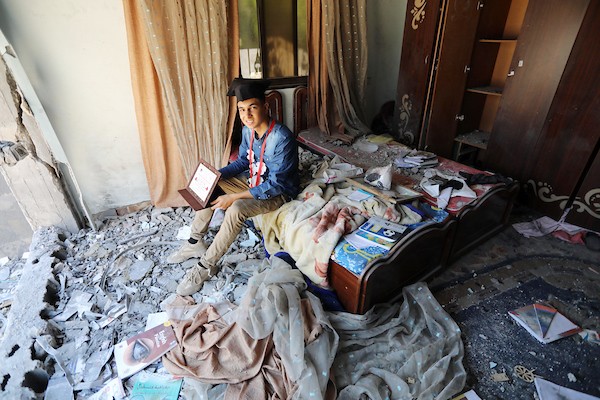 الطالب الفلسطيني يحيى السقا يحتفل بنجاحه على أنقاض غرفته المدمرة 5