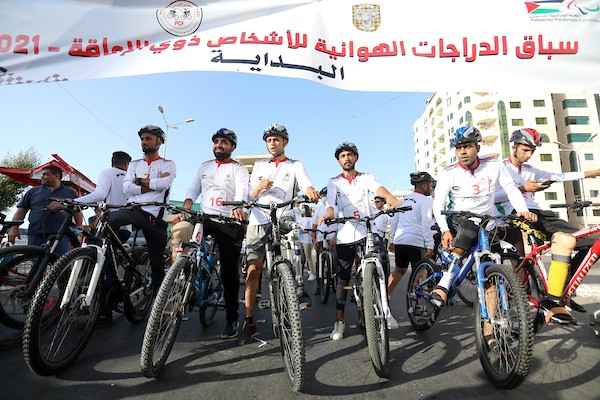 ذوي الإعاقة يشاركون في سباق للدراجات الهوائية في مدينة غزة 11