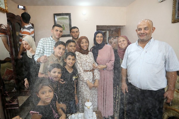  طالبة الثانوية العامة غيداء راضي 99.4٪ تحتفل مع عائلتها 