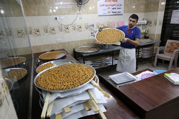 بائعون فلسطينيون يحضرون الحلويات في قطاع غزة استعدادا لإعلان نتائج الثانوية العامة  5