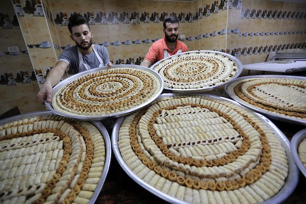 بائعون فلسطينيون يحضرون الحلويات في قطاع غزة استعدادا لإعلان نتائج الثانوية العامة  45