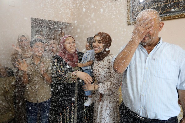  طالبة الثانوية العامة غيداء راضي 99.4٪ تحتفل مع عائلتها 