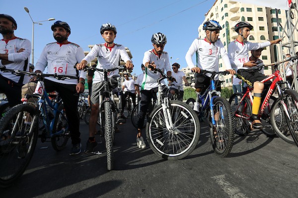 ذوي الإعاقة يشاركون في سباق للدراجات الهوائية في مدينة غزة 111
