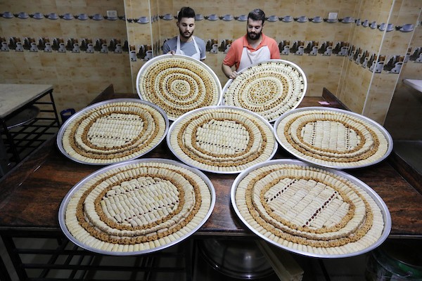 بائعون فلسطينيون يحضرون الحلويات في قطاع غزة استعدادا لإعلان نتائج الثانوية العامة  11