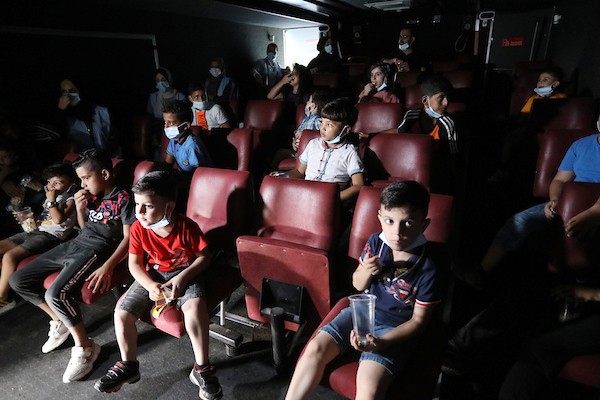 باص يتحول إلى سينما متنقلة تجوب غزة 13