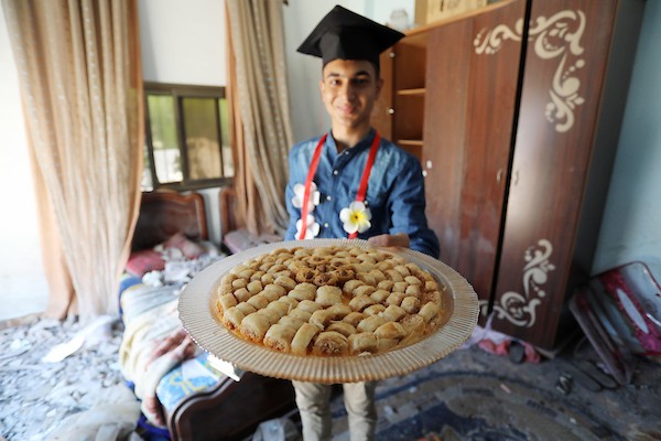 الطالب الفلسطيني يحيى السقا يحتفل بنجاحه على أنقاض غرفته المدمرة 7
