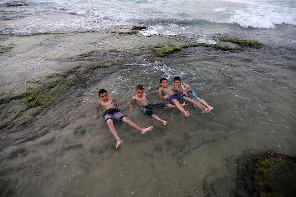 فلسطينيون يستمتعون بأوقاتهم على شاطئ البحر في مدينة دير البلح وسط قطاع غزة. 46