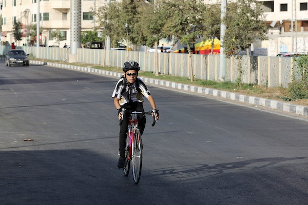 ذوي الإعاقة يشاركون في سباق للدراجات الهوائية في مدينة غزة