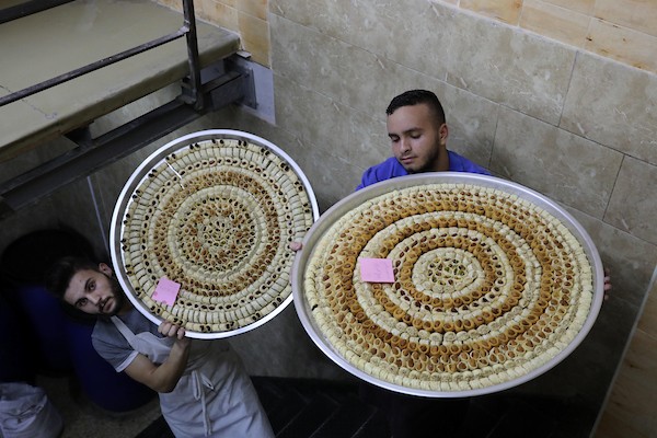 بائعون فلسطينيون يحضرون الحلويات في قطاع غزة استعدادا لإعلان نتائج الثانوية العامة  3