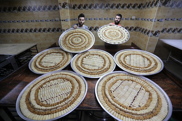 بائعون فلسطينيون يحضرون الحلويات في قطاع غزة استعدادا لإعلان نتائج الثانوية العامة  23