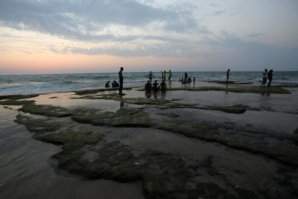 فلسطينيون يستمتعون بأوقاتهم على شاطئ البحر في مدينة دير البلح وسط قطاع غزة. 39