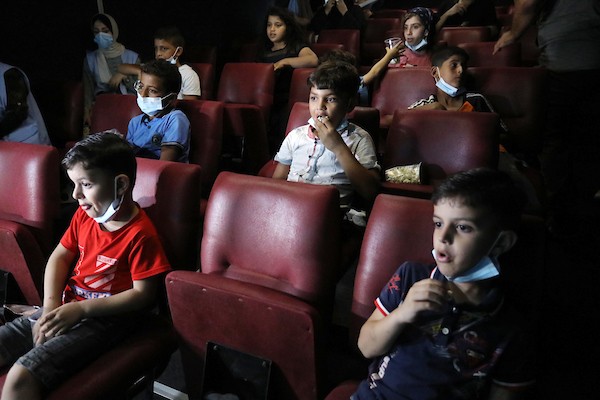 باص يتحول إلى سينما متنقلة تجوب غزة 1